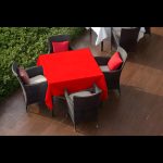 Nappe en polyester rouge 70'' x 70'' – Image 5
