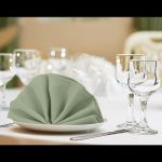 Serviettes de table imprimées en polyester vert sauge (10pcs) – Image 3
